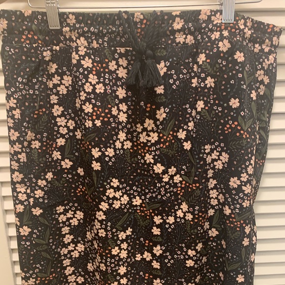 black pencil skirt with light pink flowers. Drawstring & small slits on the side - Picture 3 of 4